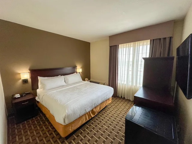 جناح بسرير كينج، Sonesta Essential Hotels Overland Park 1/2