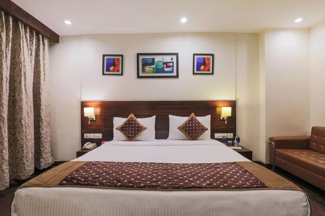 Executive, King Bed, Hotel Blue Stone - Nehru Place 2/10