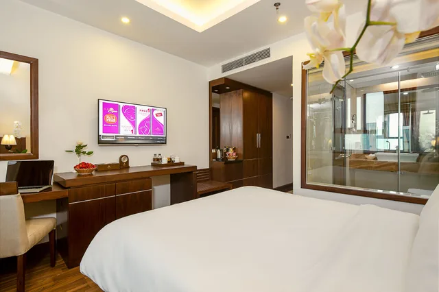 Deluxe, Queen Bed, Luxtery Hotel 1/8