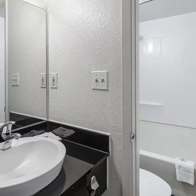 غرفة بسرير كوين، Motel6 Council Bluffs, IA - Omaha East 9/10