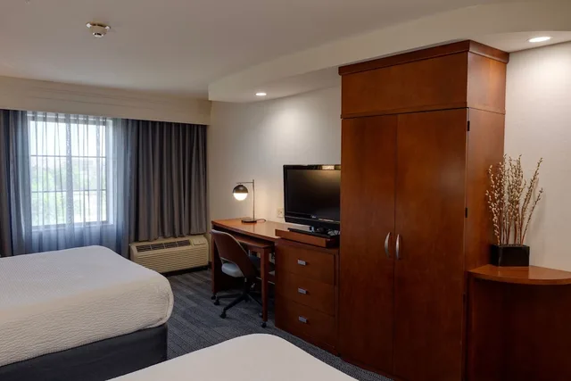 غرفة بسريرين كوين مع أريكة لذوي الإعاقة، Courtyard by Marriott Oklahoma City North/Quail Springs 3/7