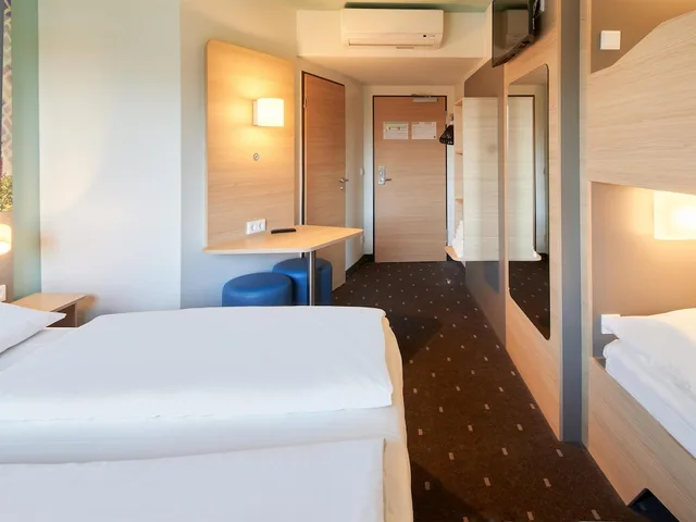 غرفة رباعية بسرير بطابقين وسرير كوين، B&B Hotel Darmstadt 1/7
