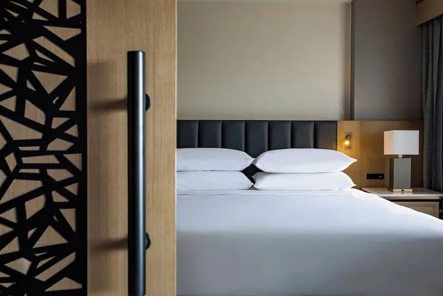 جناح كلوب بسرير كينج مع أريكة، Sheraton Suites Columbus 1/4