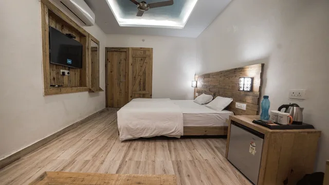 غرفة ديلوكس بسرير مزدوج، Hill Top Swiss Cottage 9/10