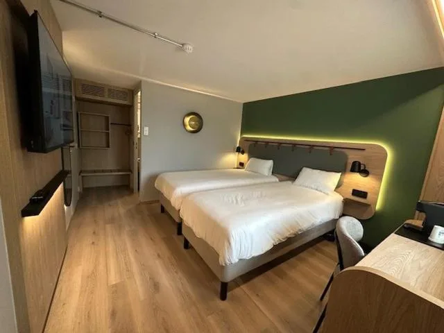 Room, Twin Beds, Campanile Clermont Ferrand Riom 1/10