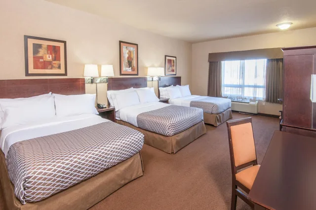 غرفة ديلوكس بسريرين مزدوجين، Ramada By Wyndham Drumheller Hotel & Suites 1/7