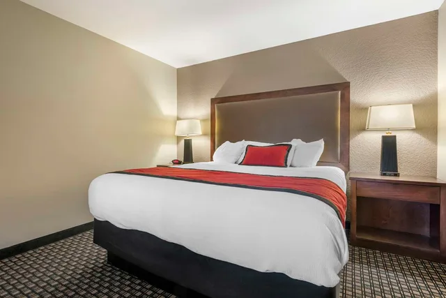 غرفة بسرير كينج مع أريكة، Best Western Plus Ramkota Hotel 1/2