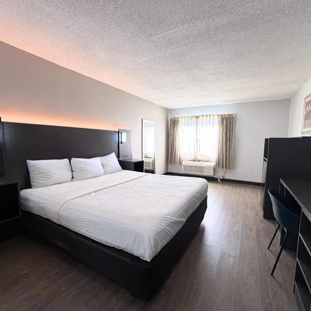 1 King Bed - Non-Smoking, Micfridge، Motel6 Elkhart, IN 3/10