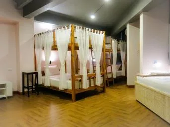 Private, 6 Beds, Twin Beds, 2 Bunk Beds, Shared Bathroom، METRO PRATUNAM BOUTIQUE HOTEL 1/1