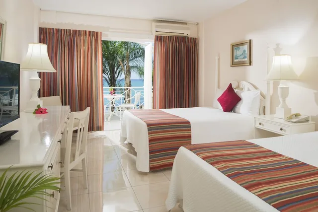 غرفة ديلوكس بسرير كينج بإطلالة على البحر بشرفة، Sea Garden Beach Resort 2/3