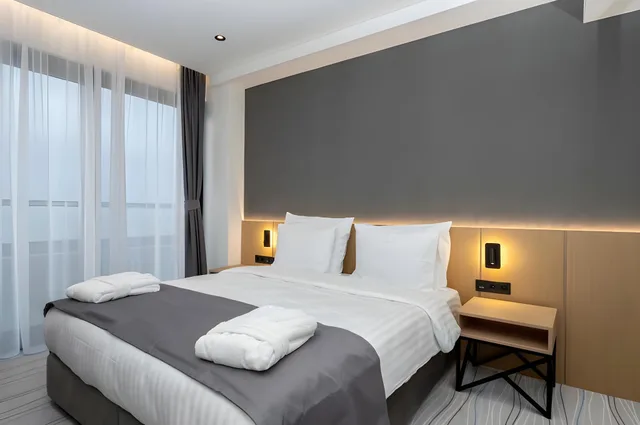 جناح جونيور بسرير كوين، The Grandeur Hotel 1/2