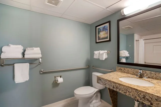 غرفة قياسية بسرير كينج بشرفة مع أريكة لذوي الإعاقة، Best Western Plus In Ocean City 7/9