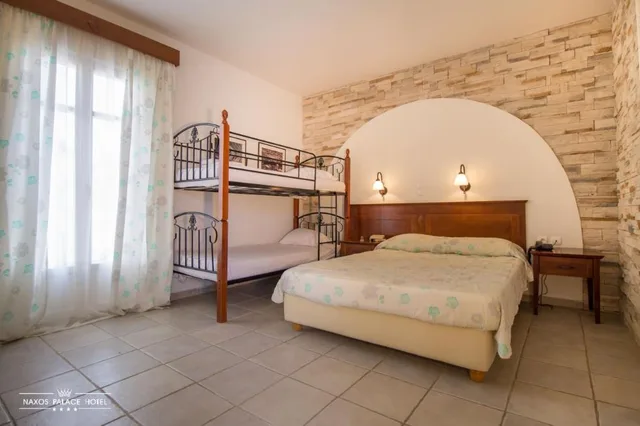 غرفة قياسية رباعية، Naxos Palace 2/5