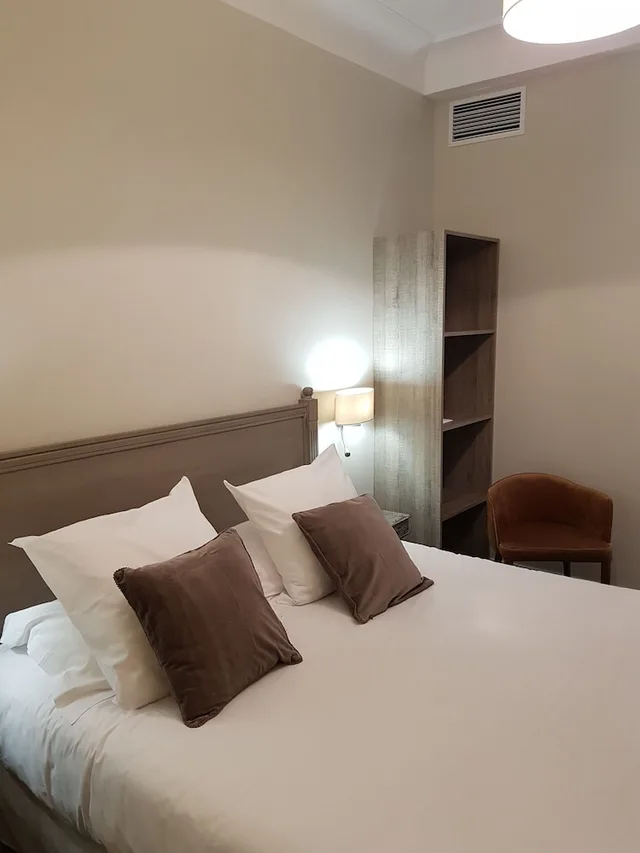 غرفة ثلاثية بسرير مزدوج وسرير فردي، Hotel Au Bon Coin 1/5