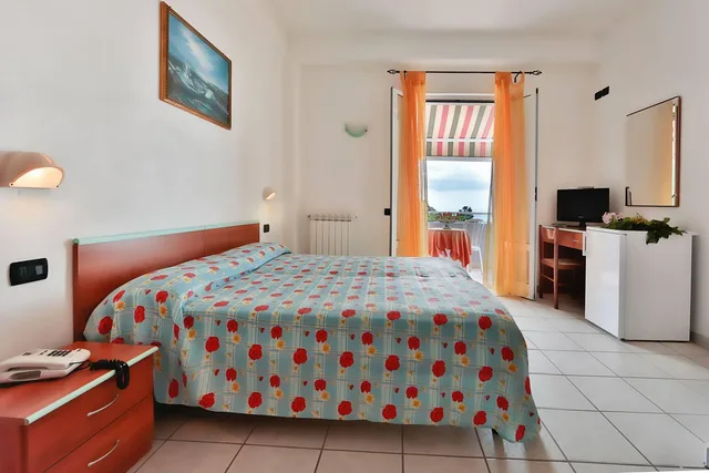 غرفة بسرير مزدوج بإطلالة على البحر بشرفة، Villa Rita Hotel 1/1