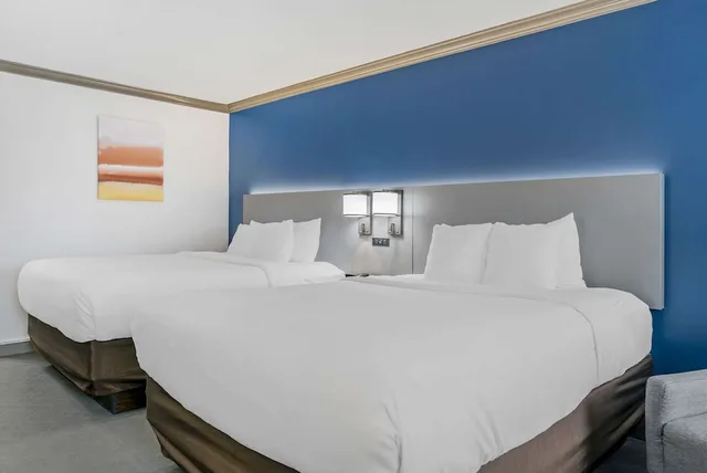 غرفة قياسية بسريرين كوين يُسمح فيها بالحيوانات الأليفة، Comfort Inn Plainwell, MI 1/5