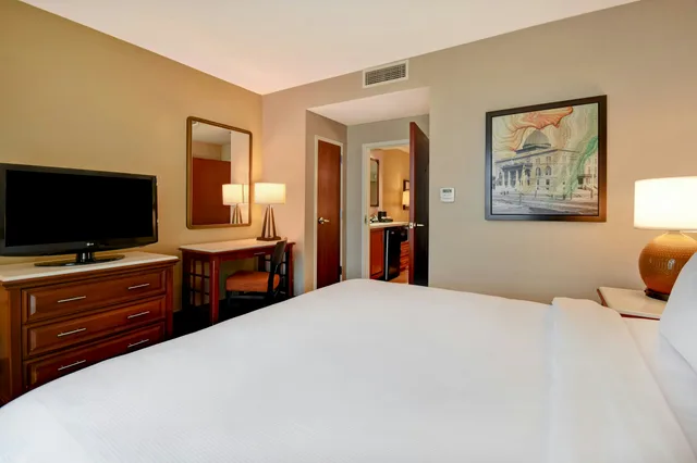 Pure, Wellness, Suite, King Bed، Embassy Suites Little Rock 2/5