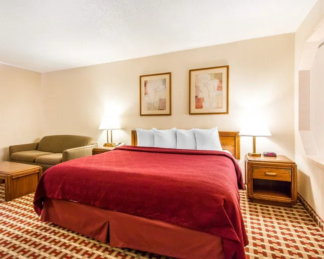 جناح بسرير كينج بحوض جاكوزي، Quality Inn Suites Marion 1/6