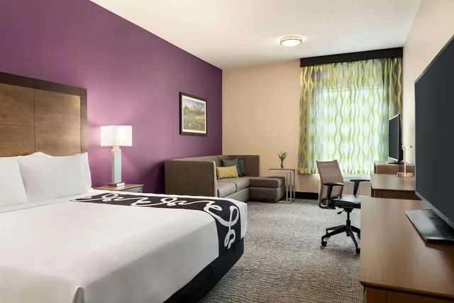 غرفة بسرير كينج بمطبخ لذوي الإعاقة، La Quinta Inn And Suites by Wyndham Burlington 2/5
