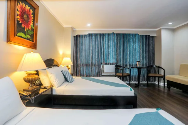 جناح تنفيذي بسريرين كوين، Holiday Plaza Hotel 1/2