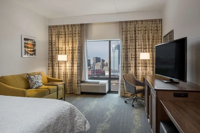 غرفة بسريرين كوين بإطلالة، Hampton Inn & Suites Newport-Cincinnati 1/2