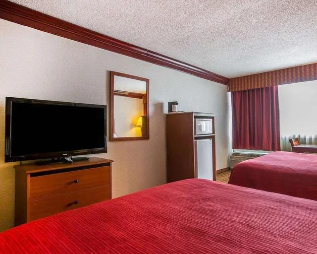 غرفة بسريرين كوين، Quality Inn & Conference Center Brattleboro North 4/4