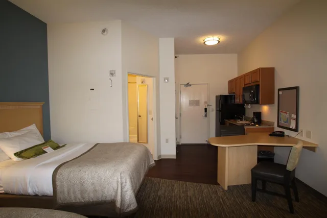 غرفة بسرير كوين مع أريكة لذوي الإعاقة، Candlewood Suites Fargo N Dakota State University 1/8