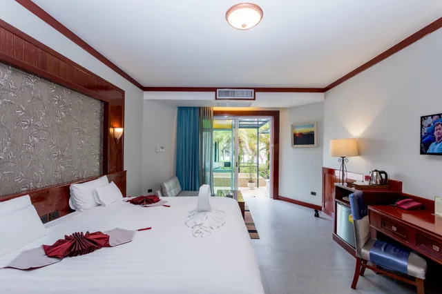 Junior Suite, Double Bed, Pool Front، Erawan Hotel 1/10