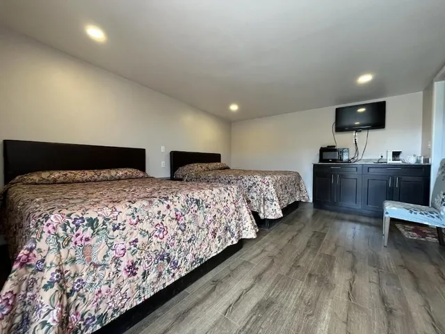 غرفة قياسية بسرير كوين، Kluane Park Inn 2/5