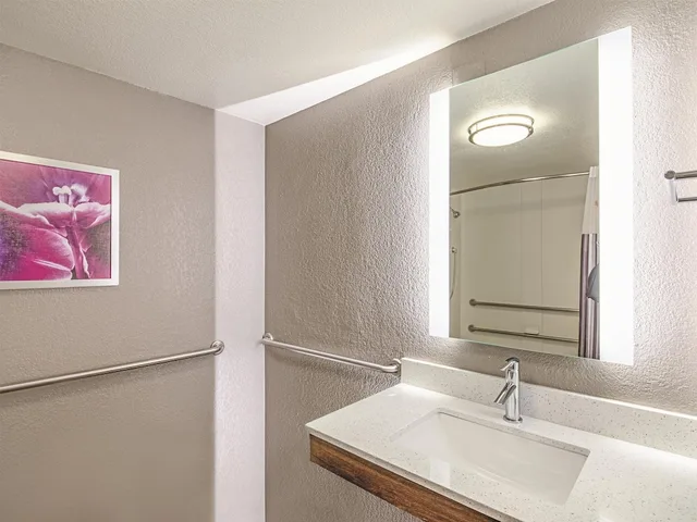 غرفة بسريرين مزدوجين لذوي الإعاقة، La Quinta Inn & Suites by Wyndham Austin Airport 2/2