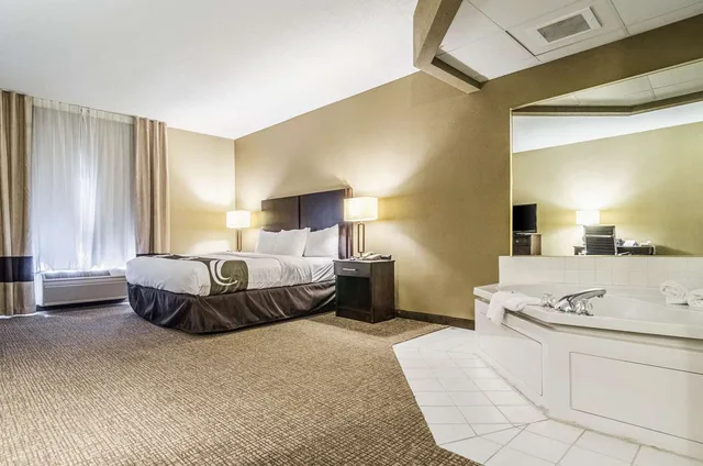 جناح بسرير كينج، Quality Suites Graham - Burlington South 2/2