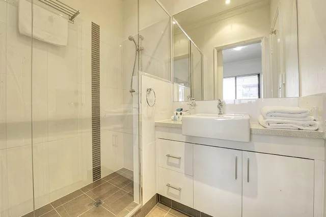 غرفة بسرير كوين بإطلالة على المرسى بغرفة نوم واحدة، Dolphin Quay Apartments 4/5