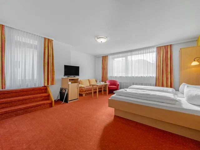 غرفة رباعية بسرير كوين بشرفة مع أريكة، Landhotel Gabriele 2/9