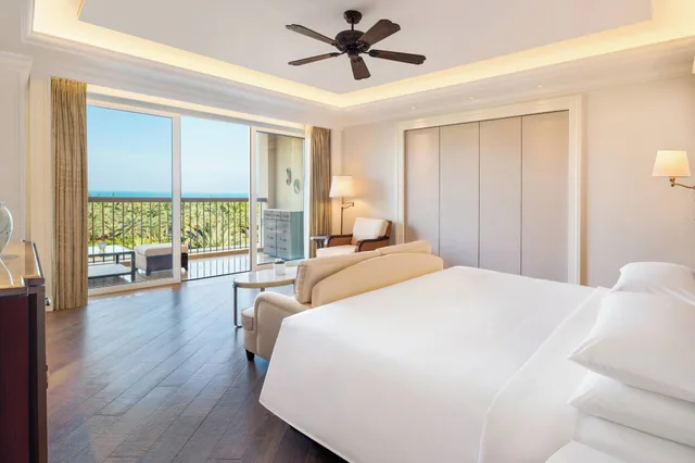 غرفة بسرير كينج بإطلالة على البحر بشرفة، The Royal Begonia A Luxury Collection Resort Sanya 2/9