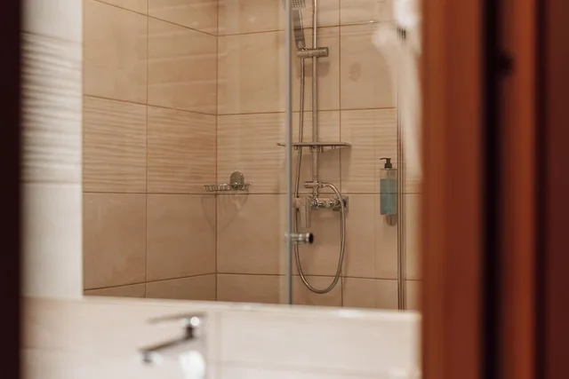 غرفة عائلية بسرير كوين وسريرين منفصلين مع أريكة، Mragowo Resort And Spa 3/5
