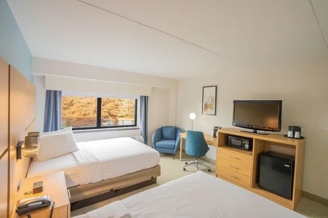 غرفة بسريرين كوين لذوي الإعاقة، Elimwood Hotel, A Ramada by Wyndham 1/10