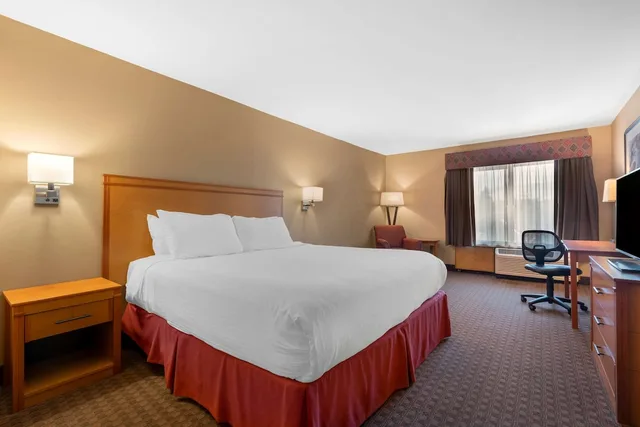 Standard, King Bed, Best Western Plus Olympic Inn 2/5