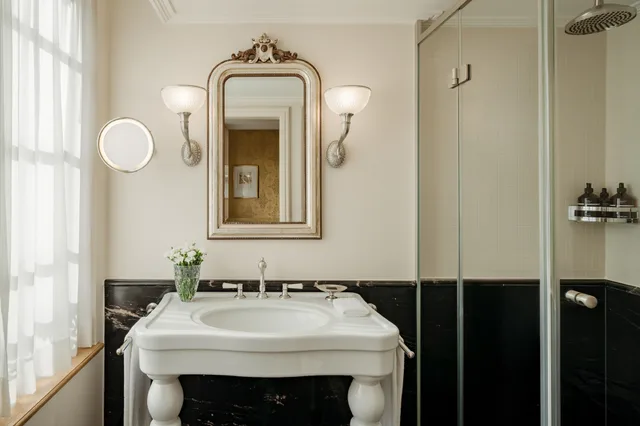 Business, City، GRAND HOTEL LES TROIS ROIS 2/2