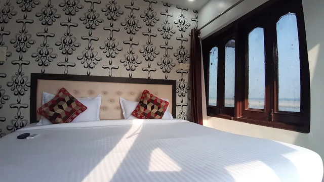 غرفة ديلوكس بسرير كينج بإطلالة على النهر، Sita Guest House 1/8