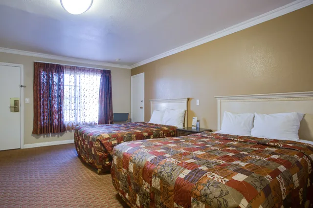 غرفة قياسية بسريرين كوين، Abby S Anaheimer Inn 1/7