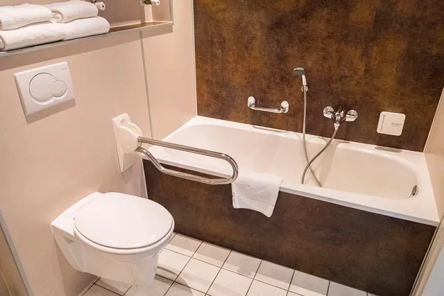 غرفة بسريرين منفصلين بحوض استحمام لذوي الإعاقة، Best Western Hotel Slenaken 3/3