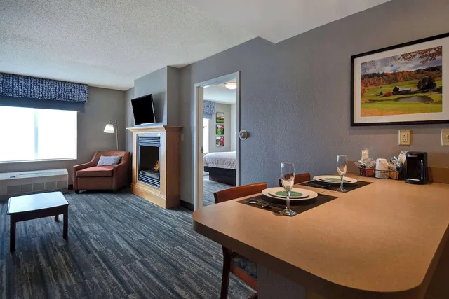 Suite, King Bed, Sofa, Kitchenette, Hampton Inn Rutland 4/5