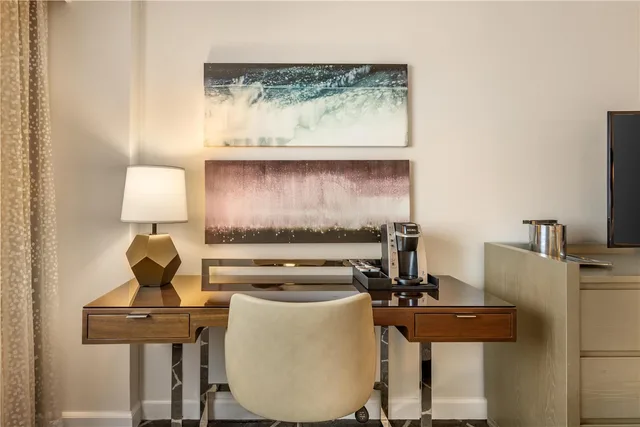 Hospitality, Ambassador, Suite, Sofa، Royal Sonesta Houston Galleria 4/4