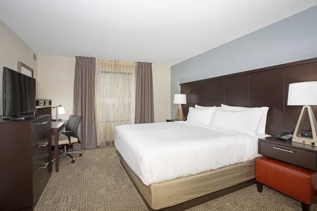 جناح بغرفتي نوم مع أريكة، STAYBRIDGE SUITES DENVER SOUTH - HIGHLANDS RANCH 2/3