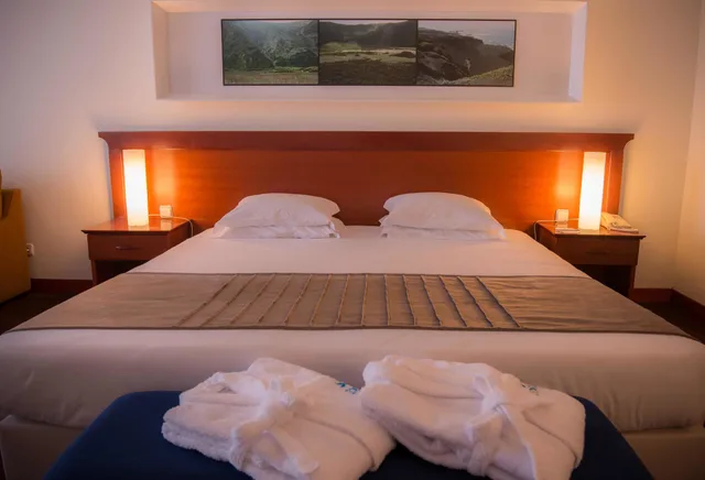 غرفة سوبيريور بسرير كينج مع أريكة، Azoris Faial Garden Resort Hotel 2/4