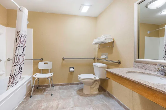 غرفة بسرير كينج بحوض استحمام لذوي الإعاقة، Best Western Circus City Inn 1/1