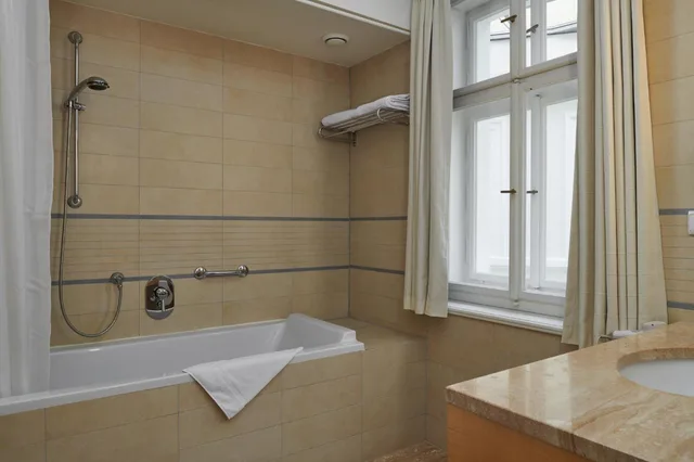 Standard, Double Bed, Atrium View, Ventana Hotel Prague 4/6