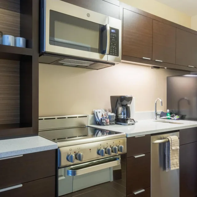 جناح بسرير كوين بإطلالة على المدينة بغرفة نوم واحدة مع أريكة، Towneplace Suites Syracuse Liverpool 3/4