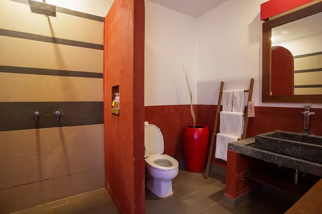 جناح جونيور بسرير كينج بإطلالة على المسبح بحوض استحمام، Sakaban Residence 2/2