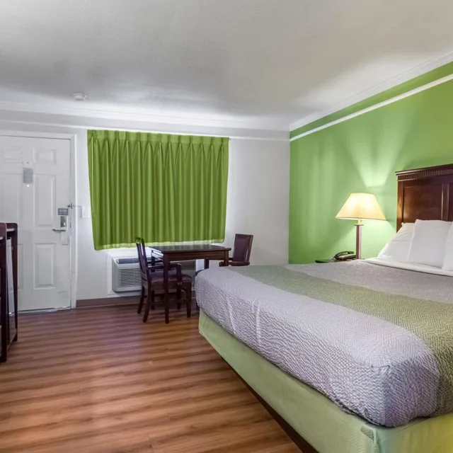 غرفة بسرير كينج لذوي الإعاقة، Motel6 Kingsburg, CA 3/10